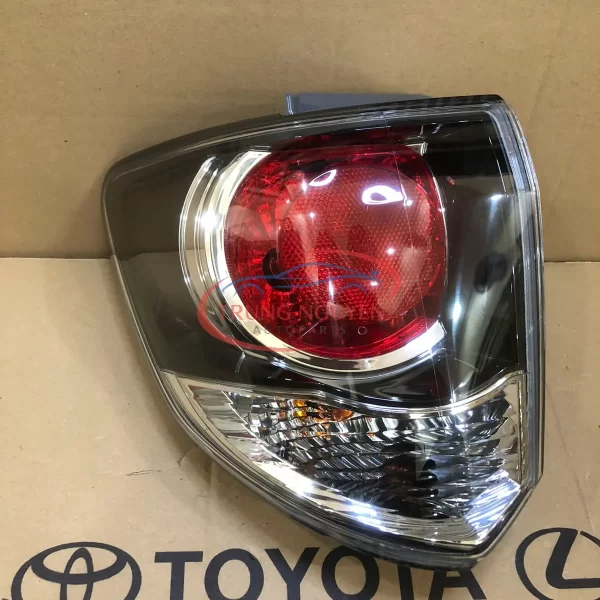 81550-0K400/81560-0K410 Đèn Lái Ngoài Fortuner 2015 Đen