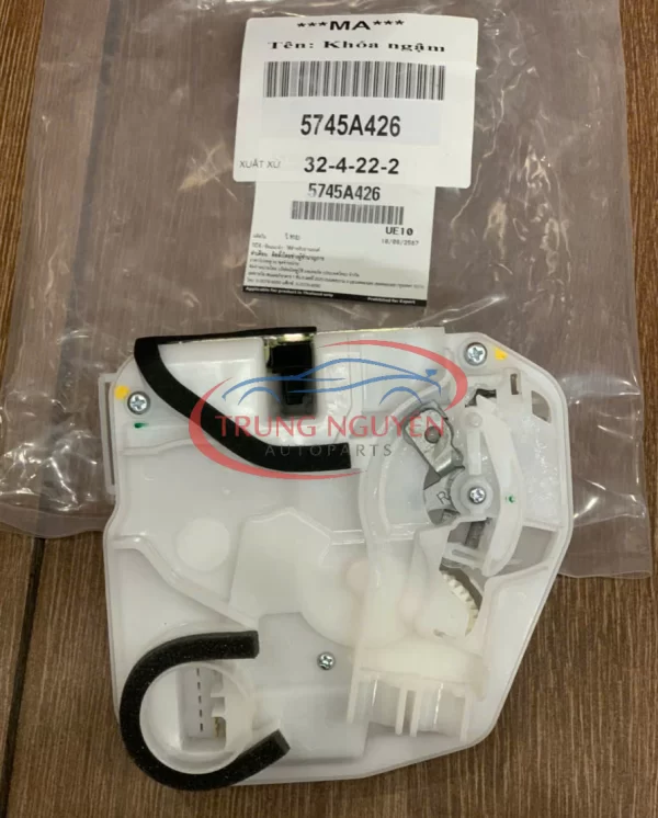 5745A426 - Ổ Khóa Ngậm Cánh Cửa Mitsubishi Attrage 2020-2023 - Hình ảnh 2