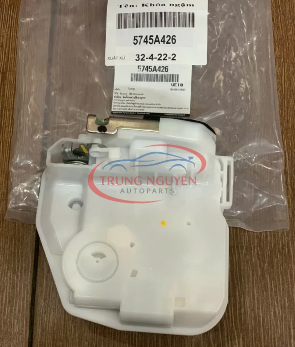 5745A426 - Ổ Khóa Ngậm Cánh Cửa Mitsubishi Attrage 2020-2023